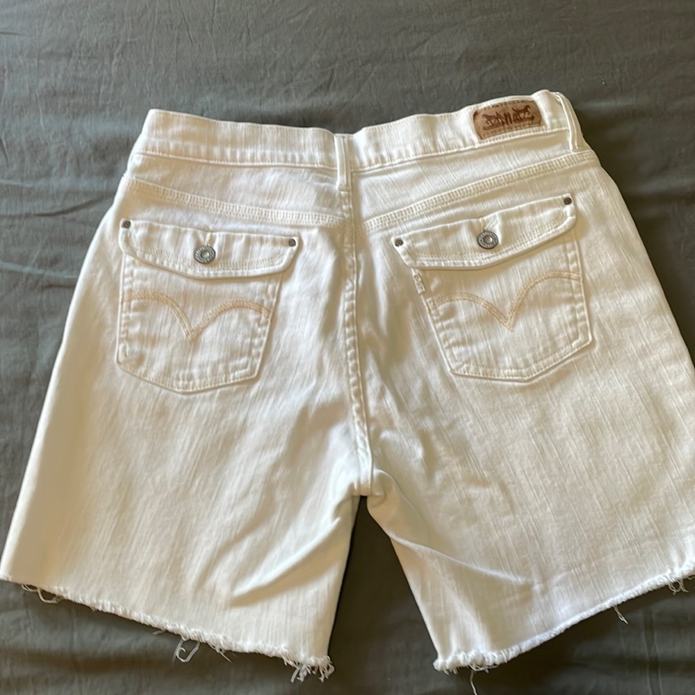 White Levi’s women’s shorts